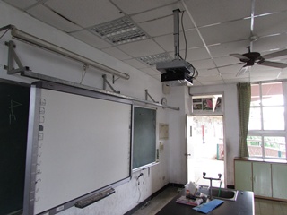 自然教室短焦單槍及電子白板.JPG